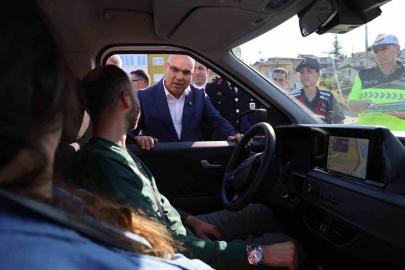 Vali Koç, vatandaşların bayramını kutladı, sürücülere çikolata ikram etti