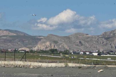 Van’da şiddetli rüzgar uçaklara pisti pas geçirdi