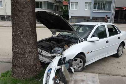 Virajı alamayan otomobil, kaldırımda ağaca çarptı