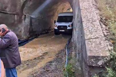 Yağış sonrası alt geçidi su bastı, minibüs içindekilerle birlikte mahsur kaldı