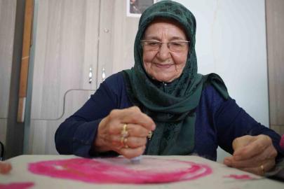 Yaşlı kadın gençlik hayalini gerçekleştiriyor