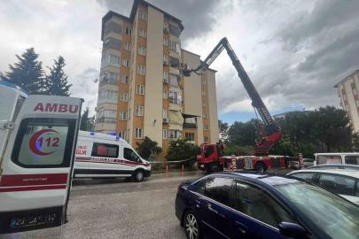 Yıldırım düşen çatıda tamirat yapan 2 işçi yaralandı