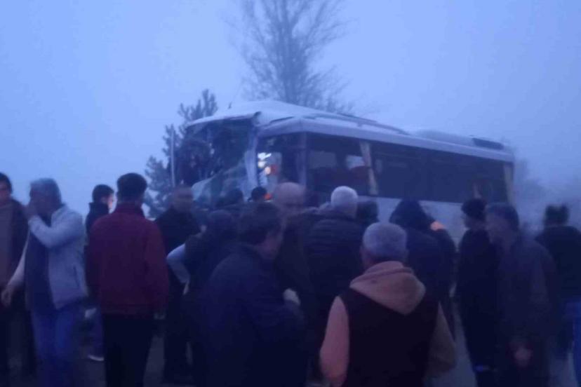 Yolcu midibüsü ile yakıt yüklü tır çarpıştı: 3 yaralı