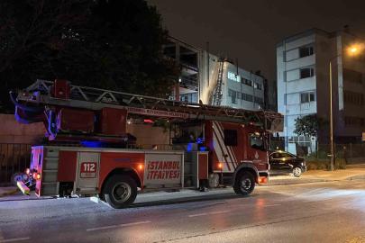 Zeytinburnu’nda 4 katlı iş merkezinin çatısında yangın