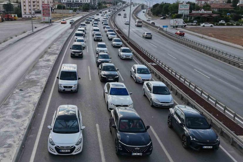43 ilin bağlantı noktasında yaz tatili hareketliliği: Kaza trafiği durma noktasına getirdi
