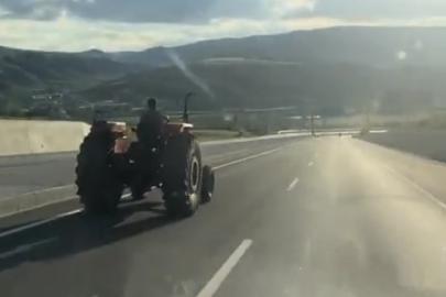80 kilometre hızla giden aracı sollayan traktör sürücüsü kamerada