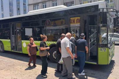 Adana’da bunaltan sıcaklarda dolmuş çilesi: "Klimayı aç diyoruz, kapıları açıyorlar"