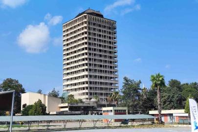 Adana’da depremde hasar gören 16 katlı Çukobirlik binası dinamitle yıkıldı