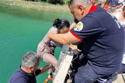Adana’da köprüden düşen kadın itfaiye ekiplerince kurtarıldı