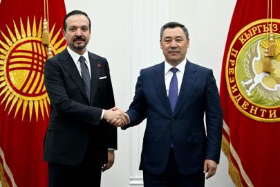 AK Parti Genel Başkan Yardımcısı Zorlu, Kırgızistan Cumhurbaşkanı Caparov ile bir araya geldi