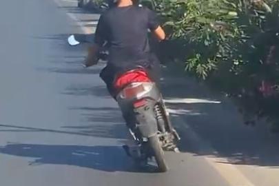 Alanya’da motosiklet üzerinde ayakta ilerleyen sürücünün tehlikeli yolculuğu kamerada