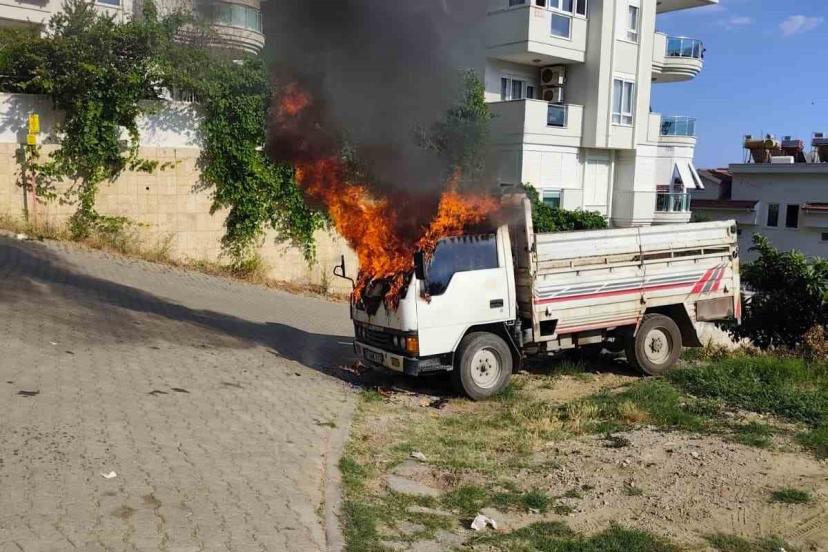 Alanya’da park halindeki kamyonette çıkan yangın söndürüldü