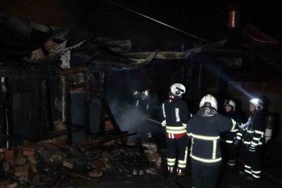 Alevlere teslim olan ahşap ev kullanılamaz hale geldi