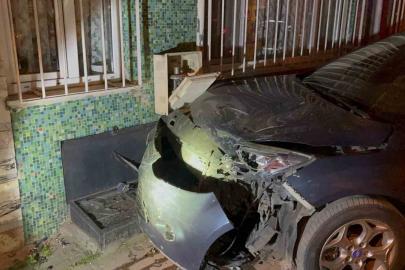 Alkollü sürücünün çarptığı araç doğal gaz kutusunu patlattı: Mahalleli sokağa döküldü