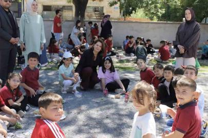 Altıntaş İstiklal İlkokulu’nda hayır çarşısı yoğun ilgi gördü