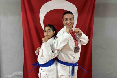 Anne ve kızı  minderde birlikte şampiyonluklara koşuyor