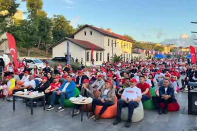 Arnavutköy’de binlerce kişi milli maç heyecanını dev ekranlarda yaşadı