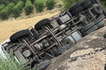 Arpa yüklü kamyon şarampole devrildi