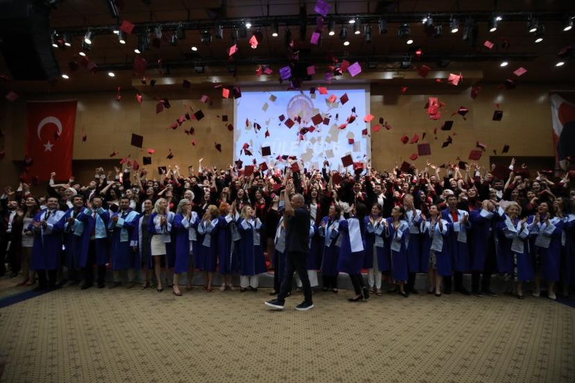 AÜ Tıp Fakültesi’nde 238 genç hekim yemin ederek mezun oldu