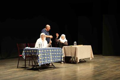 Aydın’da ’Lokanta’ oyunu tiyatroseverlerden tam not aldı