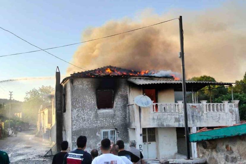 Ayvalık’ta metruk bina yangını