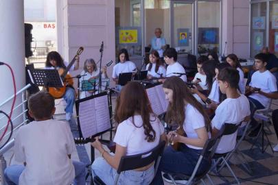 Ayvalık’ta Zeytin Çekirdeklerinden sezon finali konseri