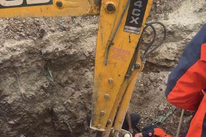 Baba ve oğlu göçük altında kaldı: 2 yaralı