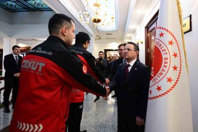 Bakan Gürlek, birim amirleri, Bakanlık ve HSK personeliyle bayramlaştı
