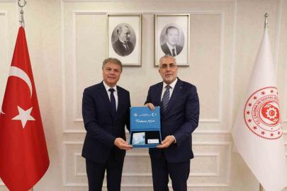 Bakan Işıkhan, Renault Group Türkiye CEO’su Lionel Jaillet’ye Turkuaz Kart takdim etti