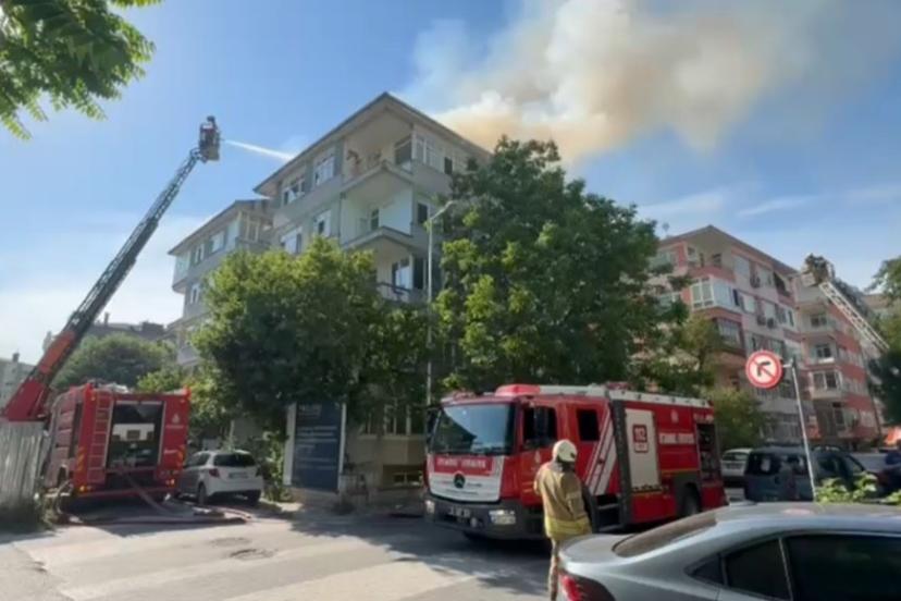 Bakırköy’de 6 katlı binanın çatısında yangın paniği