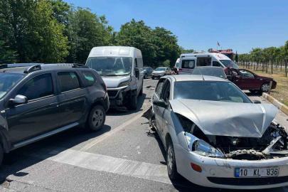 Balıkesir’de 6 aracın karıştığı zincirleme kaza: 2 yaralı