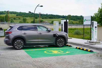 BARÜ elektrikli araç şarj istasyonu kullanıma açıldı