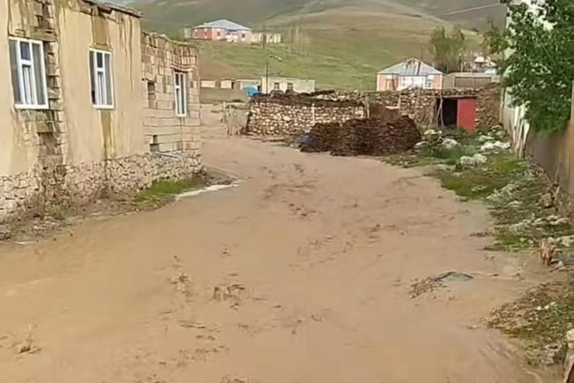 Başkale’de sağanak sonucu sel meydana geldi