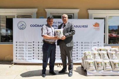 Başkan Arslan üretime destek için coğrafi işaretli Çameli fasulyesini çiftçiyle buluşturdu