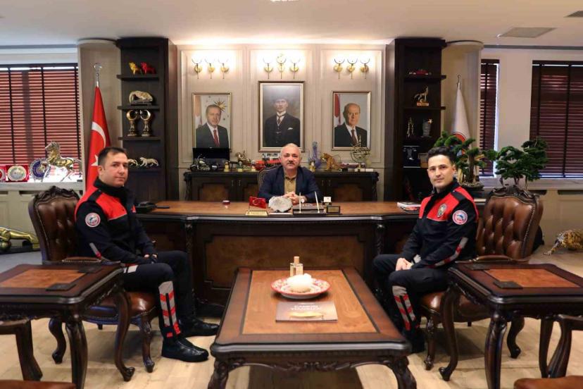 Başkan Esen, heimlich manevrasıyla hayat kurtaran polis memurlarını tebrik etti