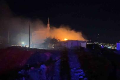 Besni’de rüzgarın büyüttüğü iş yeri yangınında 3 iş yeri hasar gördü, 1 yaralı
