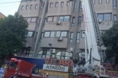 Binanın dış cephesindeki beton parçalar yayaların arasına düştü