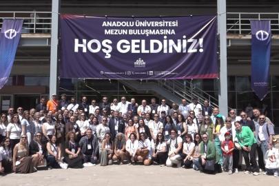 Bir araya gelen Anadolu Üniversitesi mezunları hasret giderdi