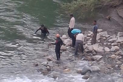 Bitlis’te dereye giren 3 kardeşten biri hayatını kaybetti, diğerini ise baba kurtardı