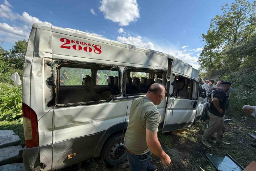 Burdur’da minibüs tarlaya uçtu: 8 yaralı