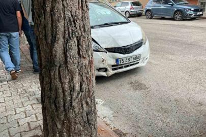 Burdur’da otomobil ağaca çarptı: 1 yaralı