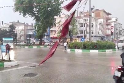 Bursa’da sel...Duyarlı vatandaşlar sele rağmen yırtılan Türk Bayrağını yerden kaldırdı