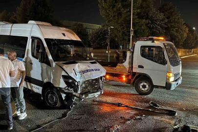 Bursa’da servis minibüsü refüje çıktı: 1 yaralı