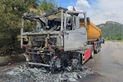 Cam madeni yüklü tır seyir halindeyken alev topuna döndü: Sürücü son anda kurtuldu