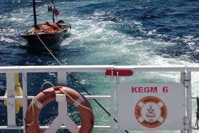 Çanakkale Boğazı’nda sürüklenen tekne kurtarıldı