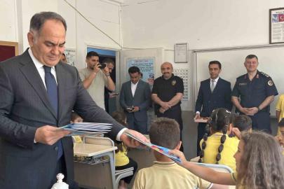 Çankırı’da öğrenciler karnelerini protokol üyelerinden aldı