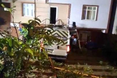 Çekmeköy’de servis minibüsü evin bahçesine uçtu: 1 yaralı