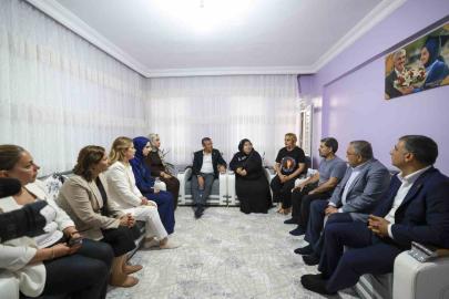 CHP Grup Başkanı Özel, Rojin Kabaiş’in ailesini ziyaret etti