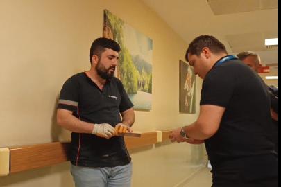 Çiviyi tahta yerine eline çaktı hastaneye kaldırıldı
