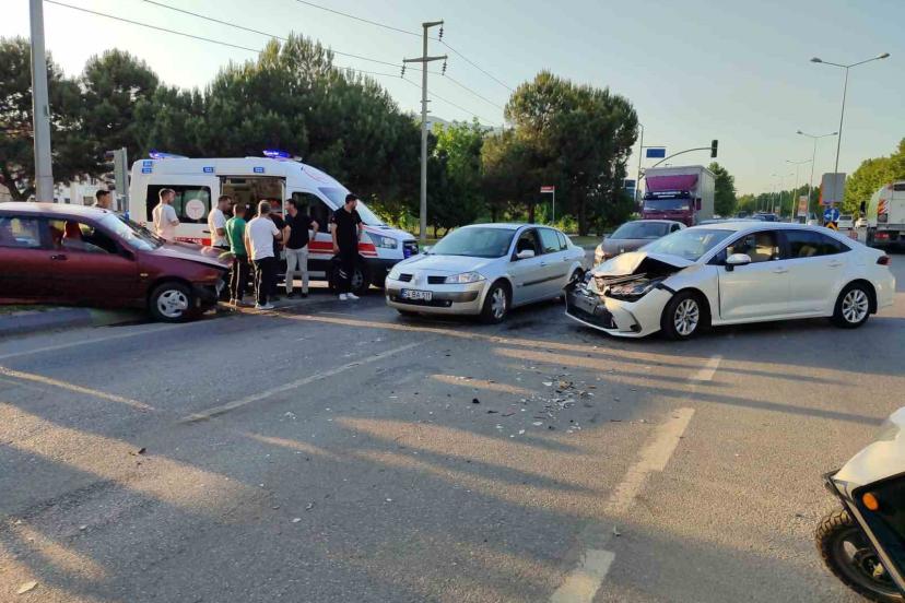 D-650’de iki otomobil kafa kafaya çarpıştı: 1 yaralı